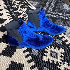EUC Aldo blue velvet Chelsea boots 6
